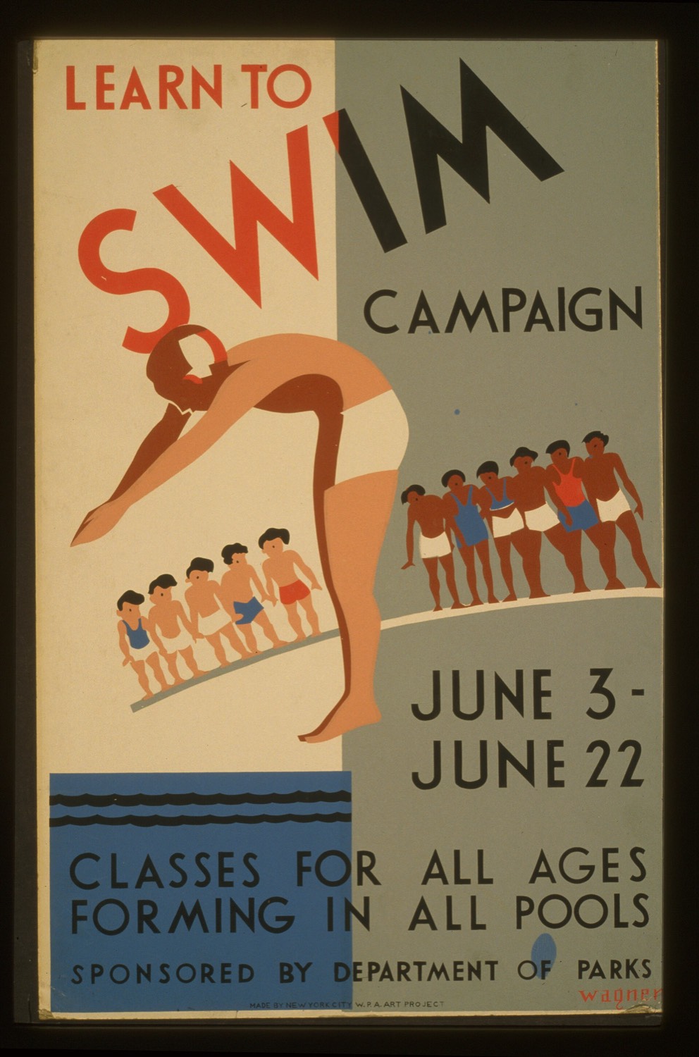 Manifesto degli anni Trenta: un tuffatore in primo piano, due file di bambini in costume su un trampolino, la scritta «Learn to swim campaign»