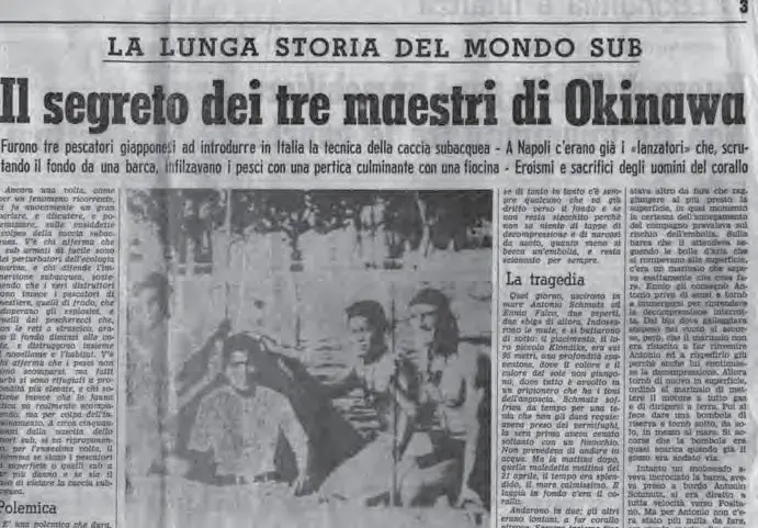 Recorte da página do jornal de 1978: o título «O segredo dos três mestres de Okinawa», o sumário a toda a largura e uma fotografia a preto e branco de alguns homens na água