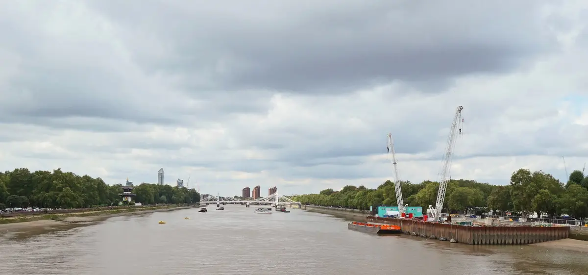 O estaleiro do Thames Tideway na margem do rio em Chelsea: a grua, as comportas e o rio que corre ao lado