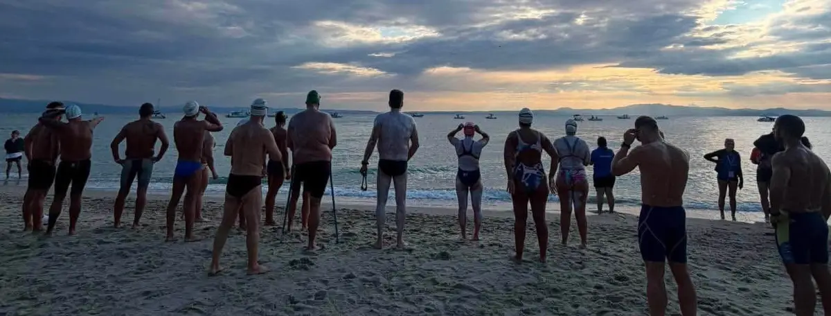 Os participantes na praia antes da partida
