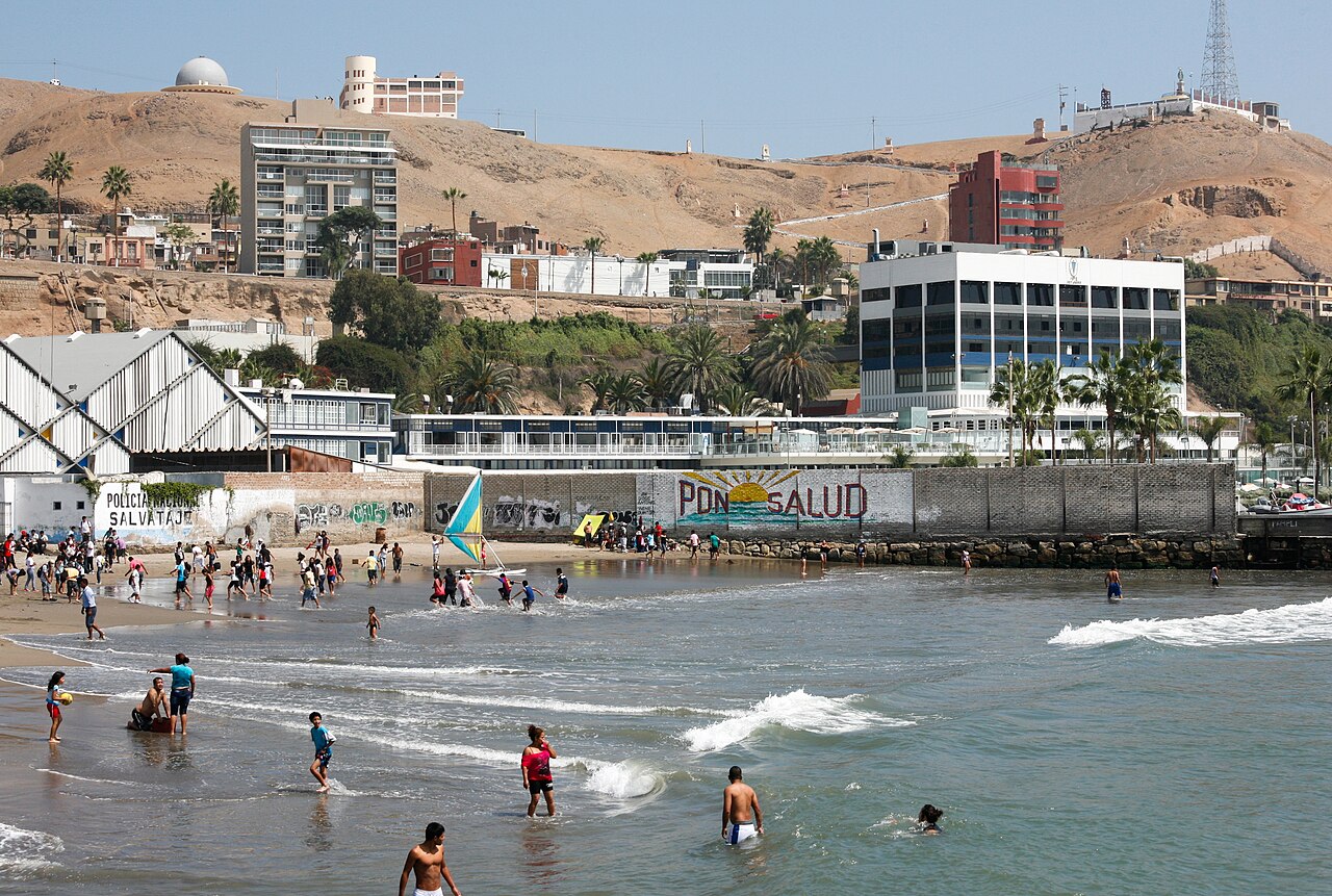 The Chorrillos Beach and the Hill (7005133890)