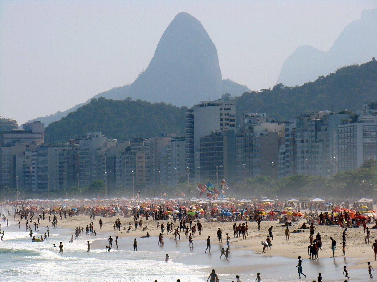 Praia de Copacabana na zona Sul da cidade do Rio de Janeiro, no Brasil