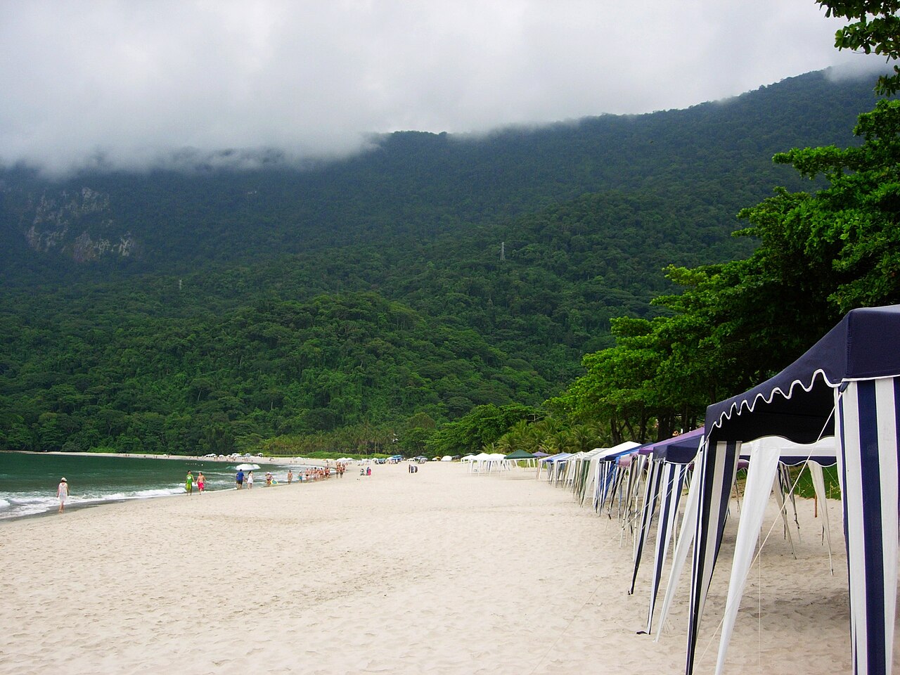 Guaecá = mar, praia e montanha (sand, sea and mountain) - São Sebastião - SP - Brasil - panoramio