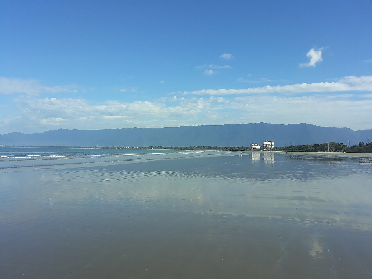 Praia do Indaiá vista para o centro de Bertioga