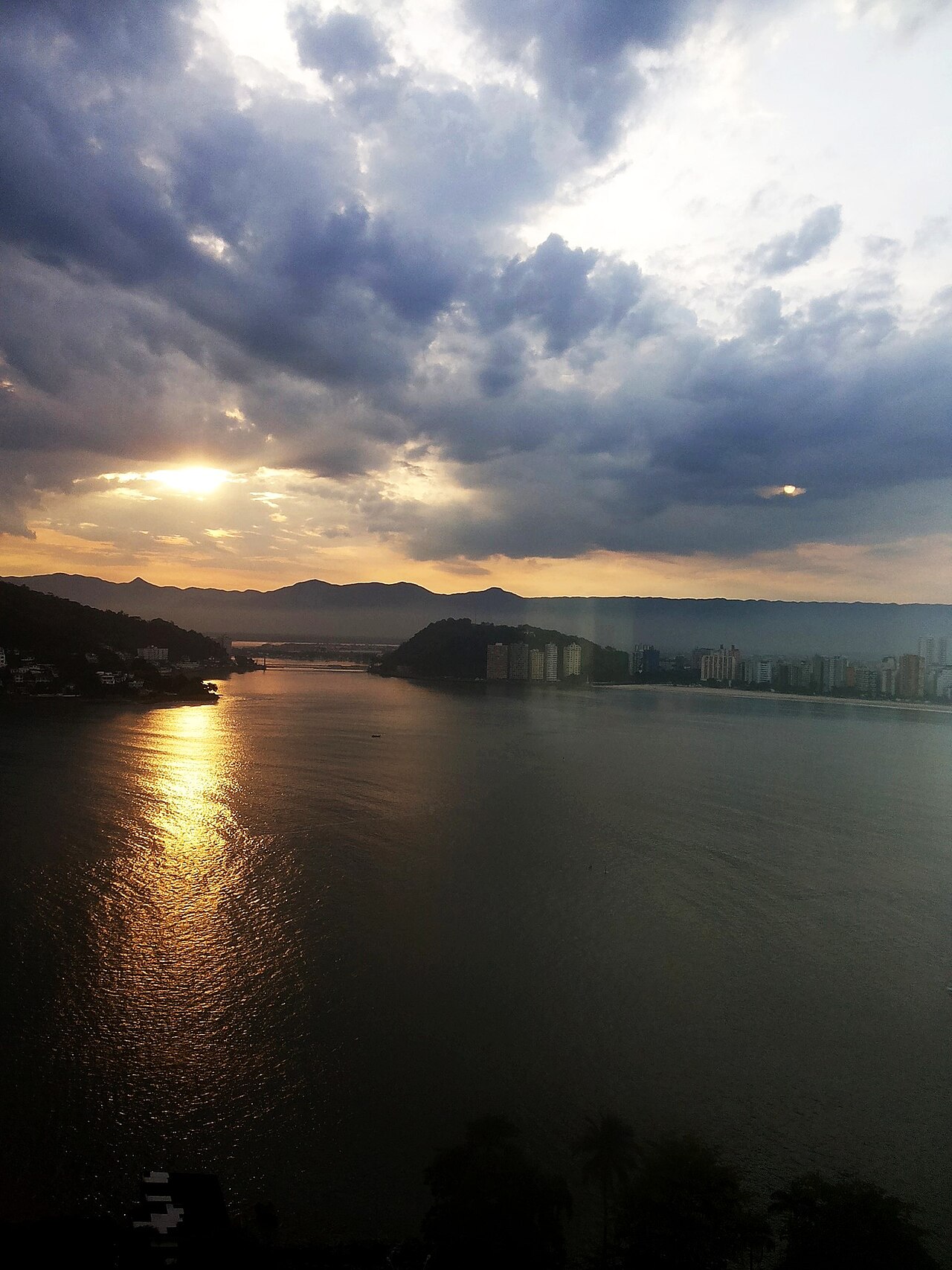 Baia de São Vicente (primeira cidade do Brasil) com vista para a Ponte Pênsil foto2