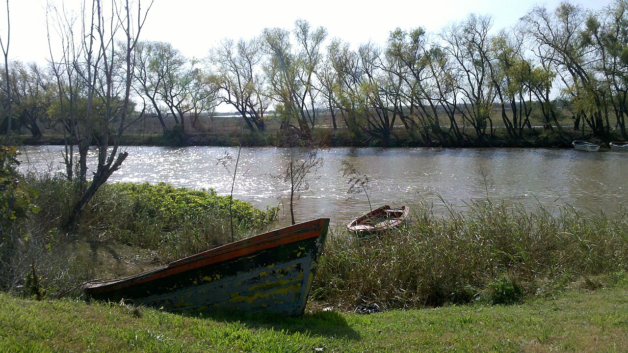 Dos botes a la orilla del río. - panoramio