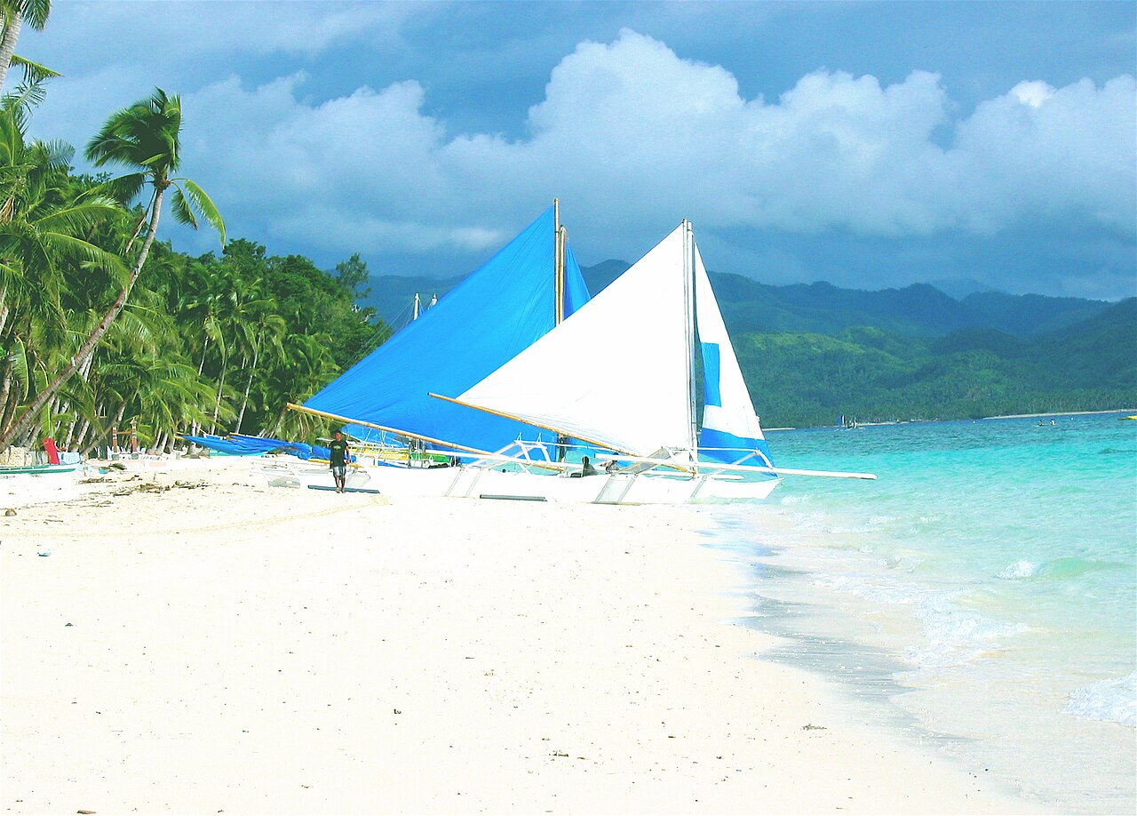 Paraw sailboats in Boracay 2