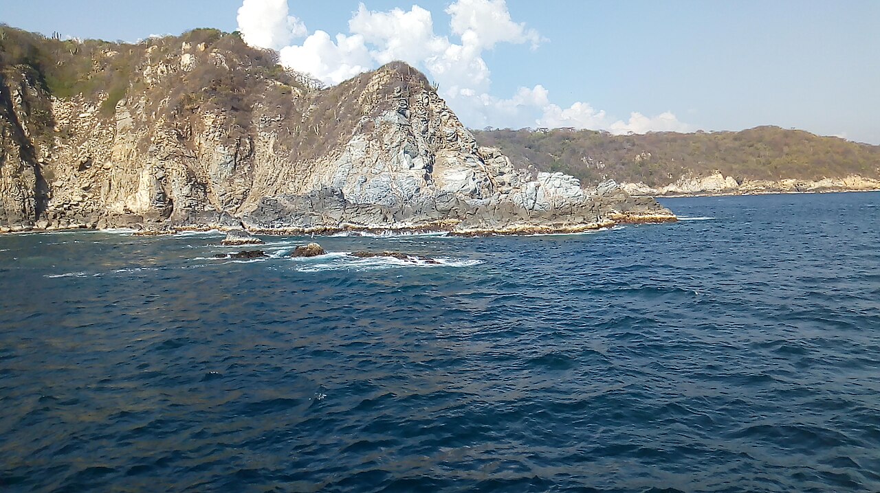 Bahías de Huatulco toma desde un barco