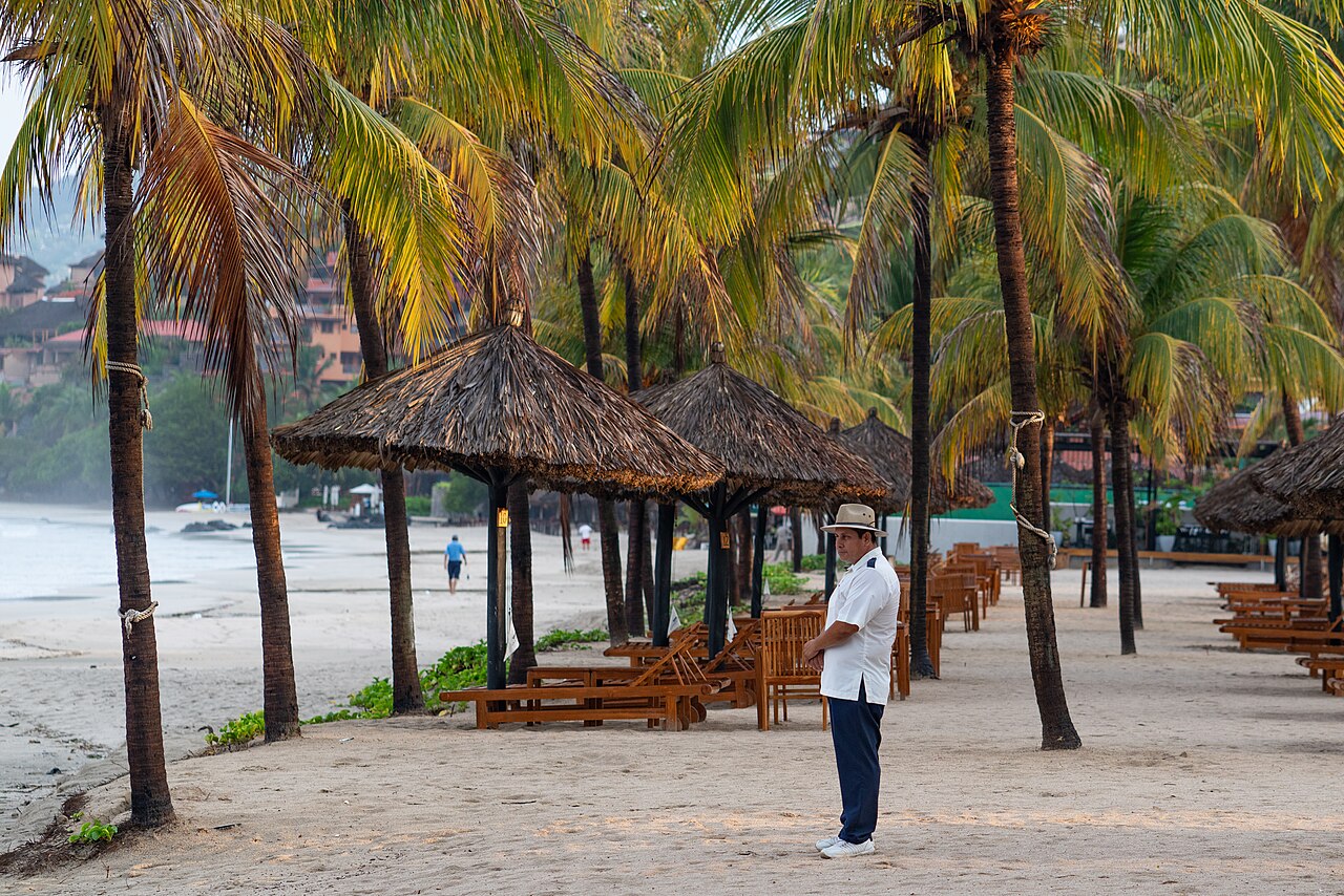 Playa La Ropa at Thompson Zihuatanejo (48068220587)