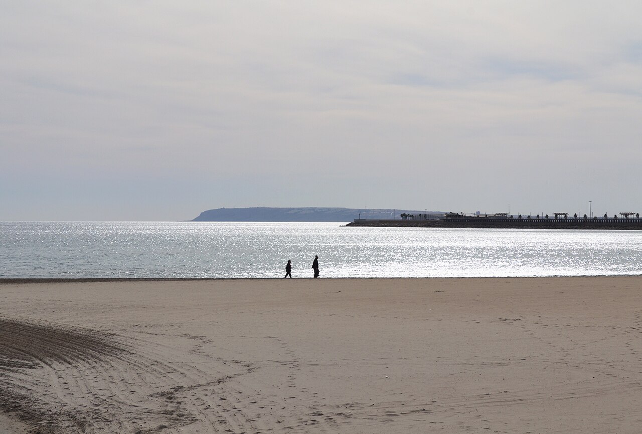 El cap de Santa Pola des de la platja del Postiguet