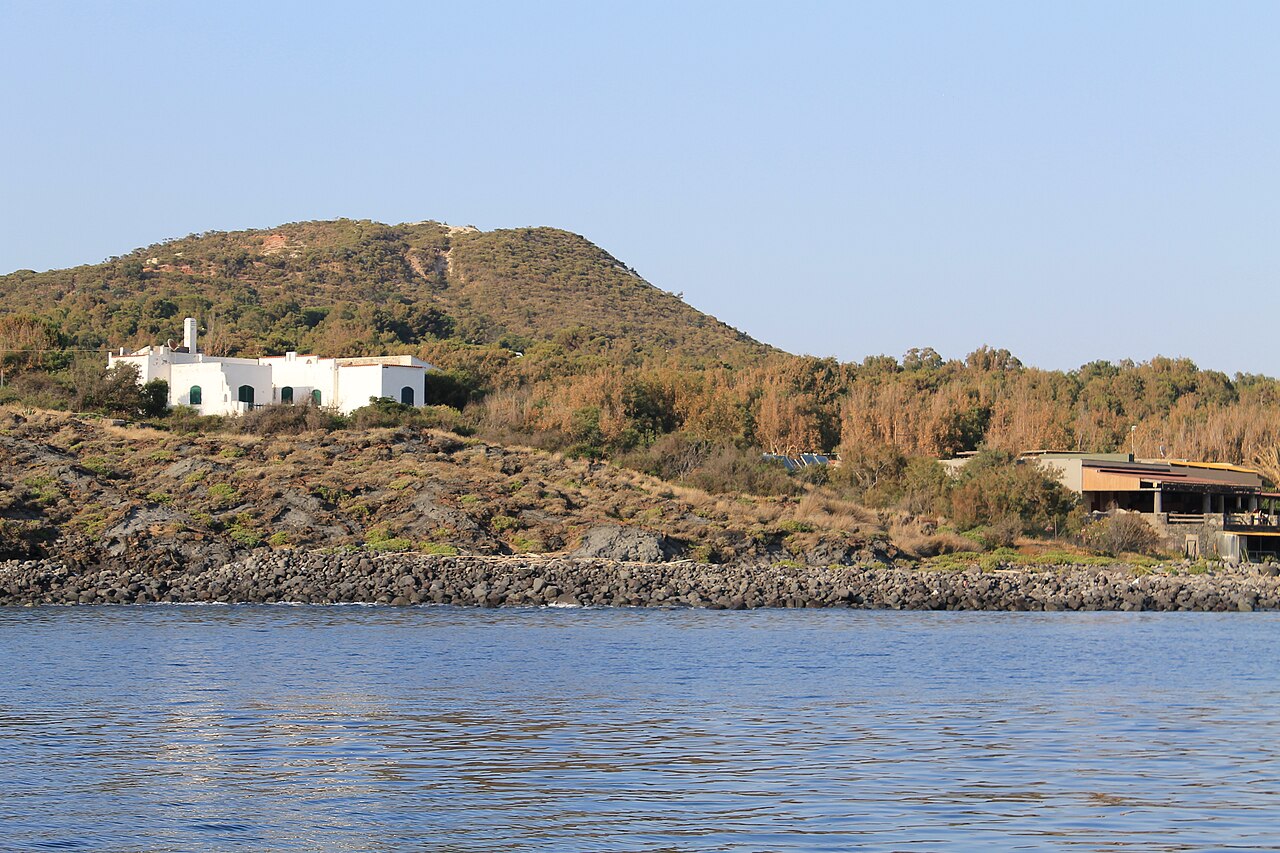 Sailing toward Porto di Ponente , along the coast of Vulcanello - panoramio (21)
