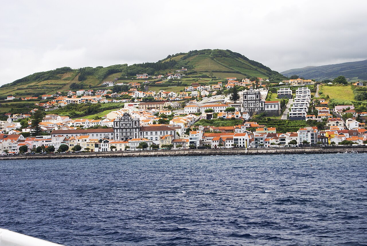 Cidade da Horta vista da Baía da Horta, ilha do Faial, Açores, Portugal