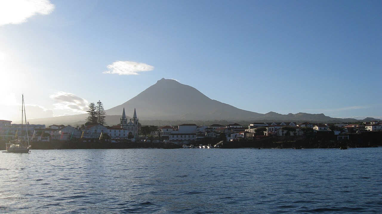 Leaving Pico island to Horta, Faial island - panoramio