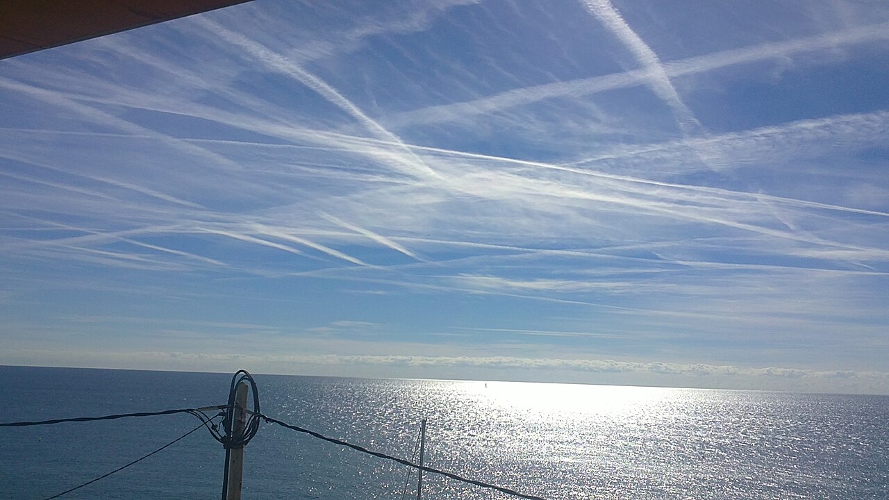Contrails in Sitges