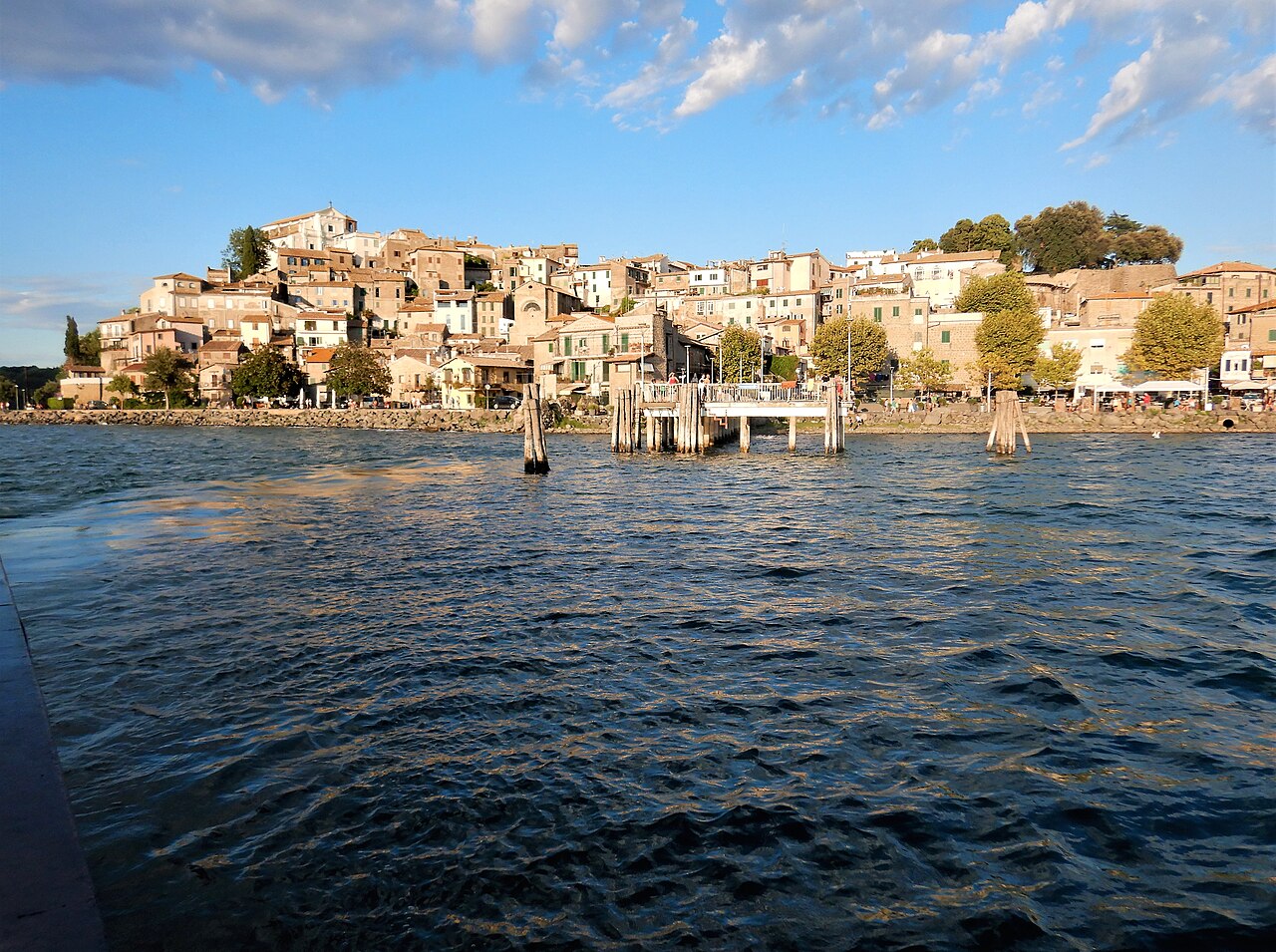 Anguillara Sabazia dal lago (1)