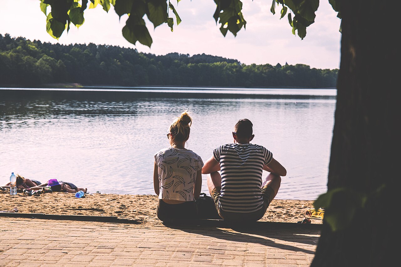Vacation at Olsztyn beach (Unsplash)